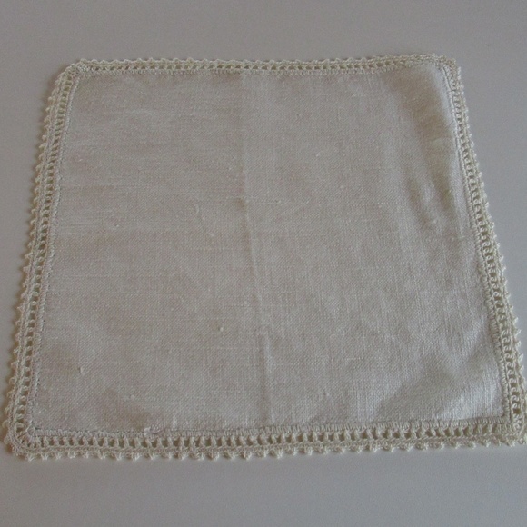 Set 4 Linen 8" square Doilies - Picture 4 of 6